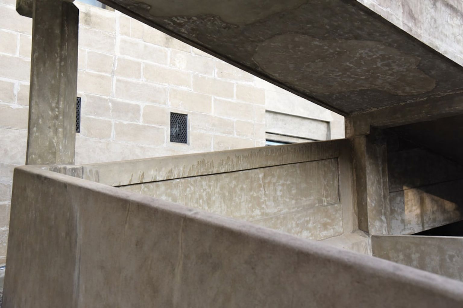 Abstrakt bilde av betongkonstruksjoner som minner om et musikkstudio eller konsertlokale.